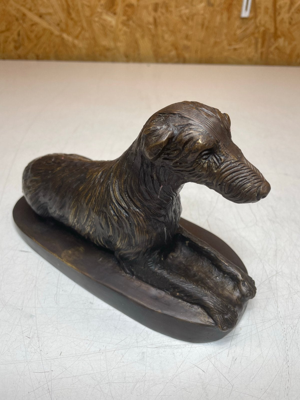 Bronzen beeldje van een liggende windhond, Minder dan 20 cm, Ophalen of Verzenden, Beeld, Bruin