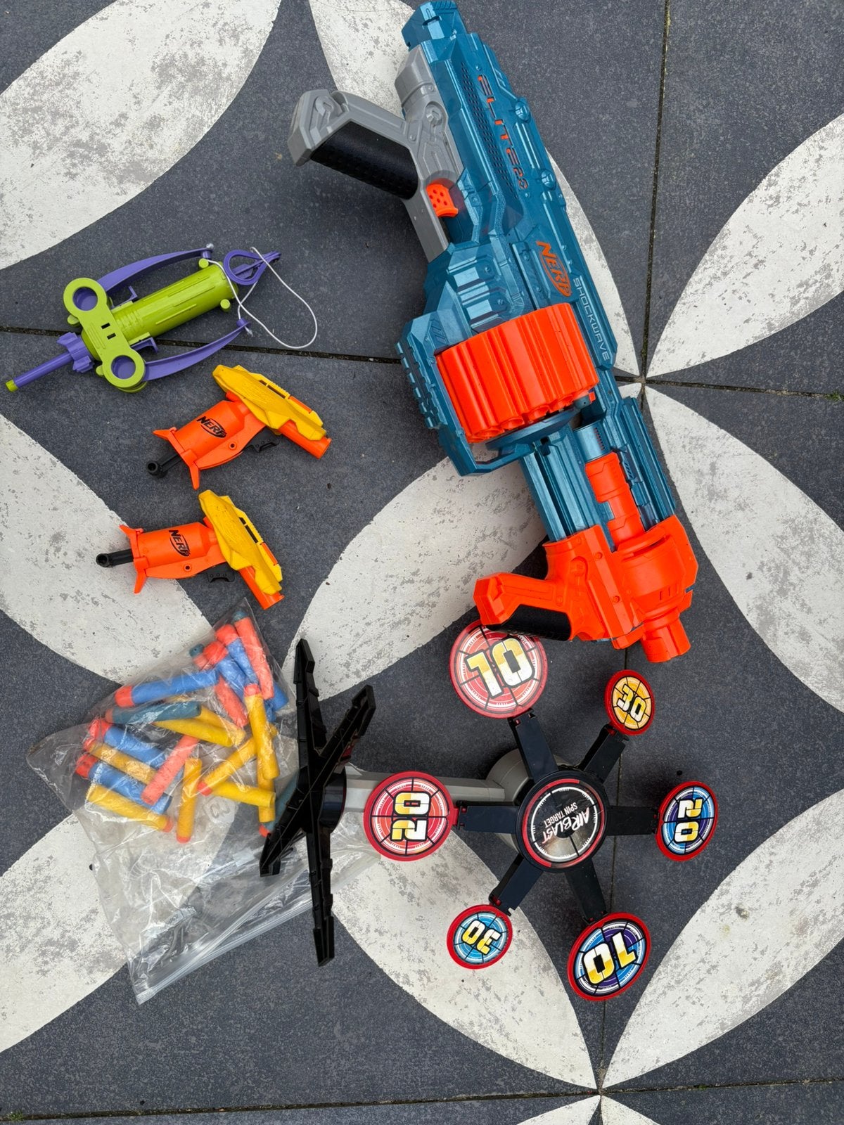 NERF geweren, pijltjes, handboog en target, Ophalen of Verzenden, Zo goed als nieuw