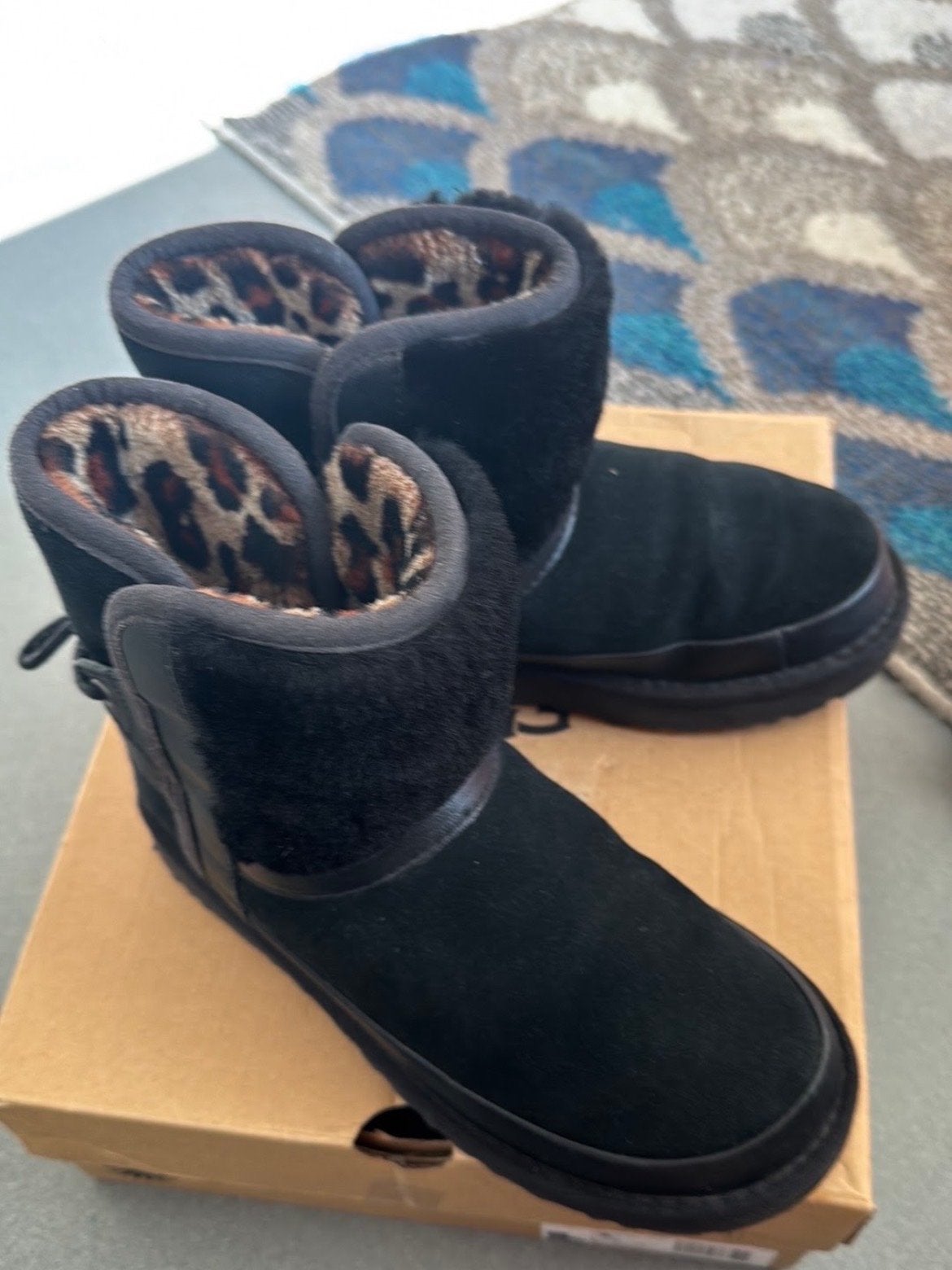 Ugg Classic Leopard Print Laarzen Maat 37, Zwart, Lage of Enkellaarzen, Ophalen of Verzenden, Zo goed als nieuw