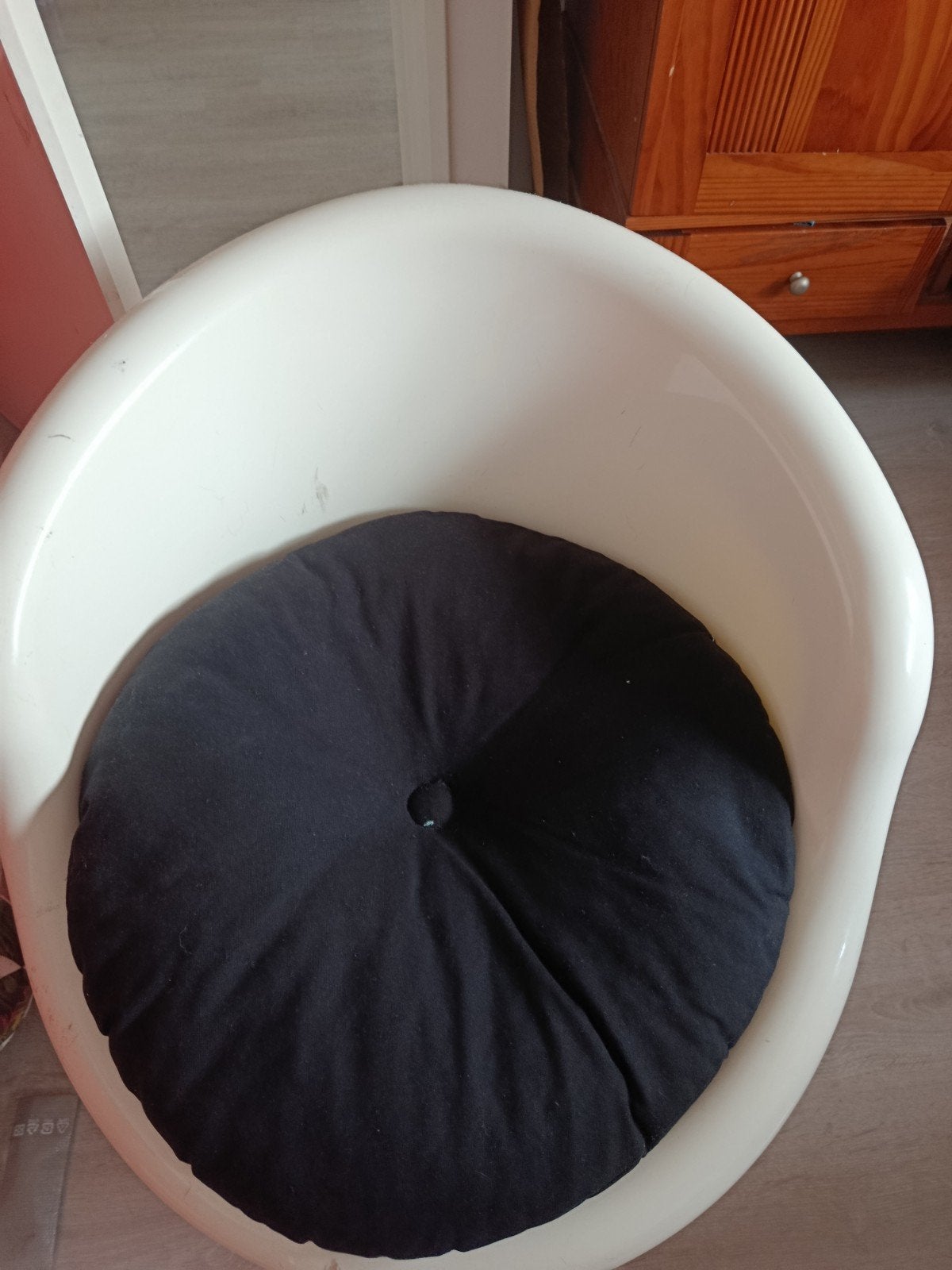 witte plastic stoel met opbergruimte, Ophalen, Overige materialen, Zo goed als nieuw, Eén