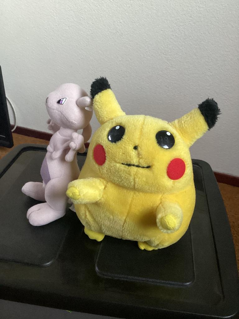 Pokémon verstoppertje en knuffels Pikachu en Mew(two), Kinderen en Baby's, Speelgoed | Knuffels en Pluche, Ophalen, Zo goed als nieuw