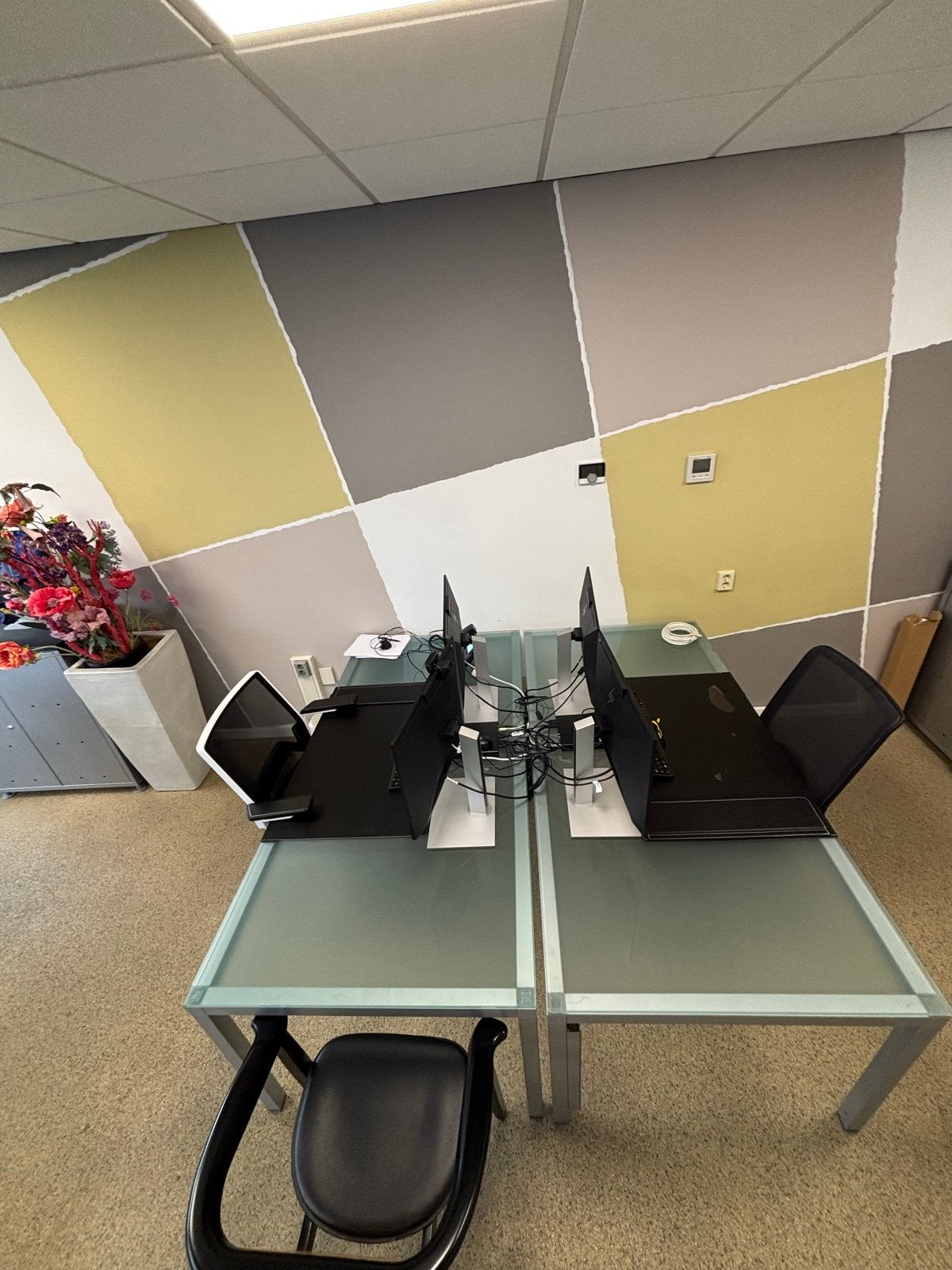 2x bureau met glazen blad en metalen frame, Ophalen, Zo goed als nieuw, Duo-bureau, Modern