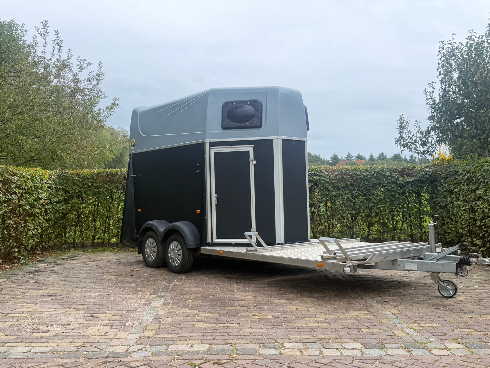 Zeer nette 2 paards humbaur mentrailer met aluminium bodem