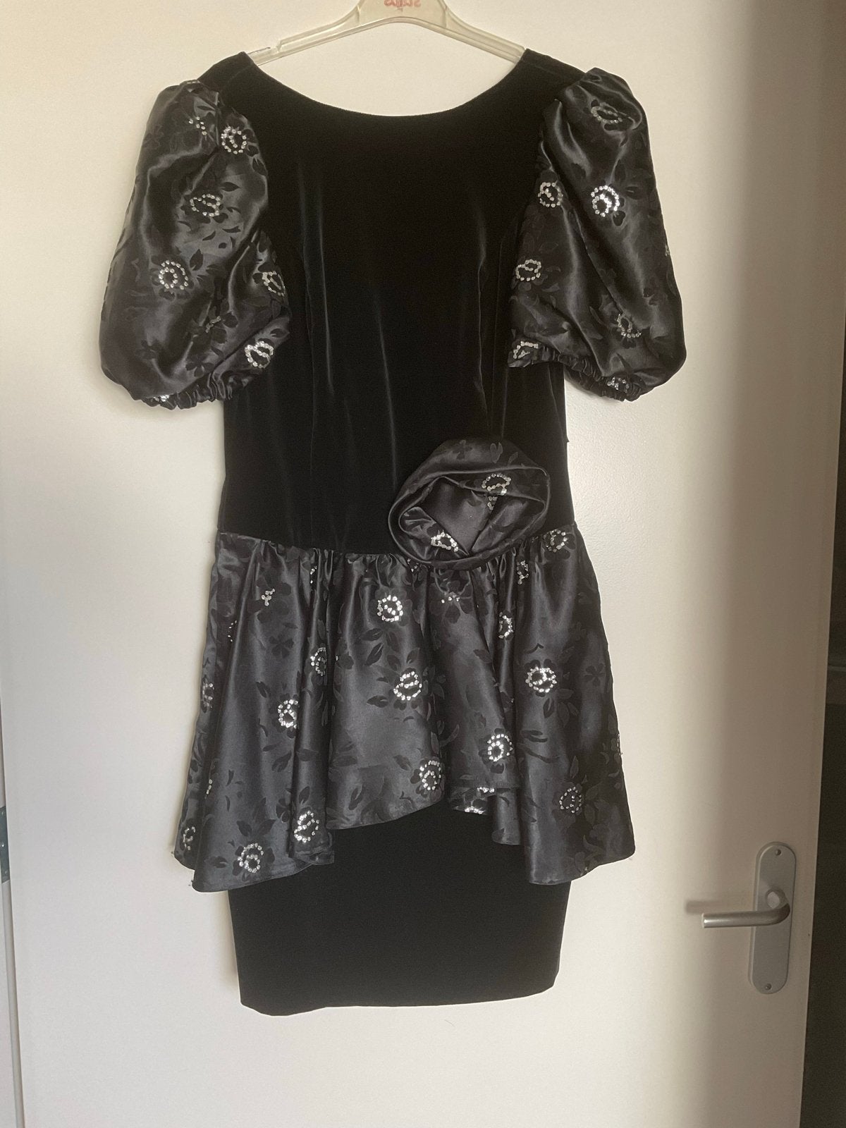 Vintage Zwart Fluweel Cocktailjurk met Zilveren Accenten, Kleding | Dames, Ophalen of Verzenden, Zo goed als nieuw, Maat 38/40 (M)