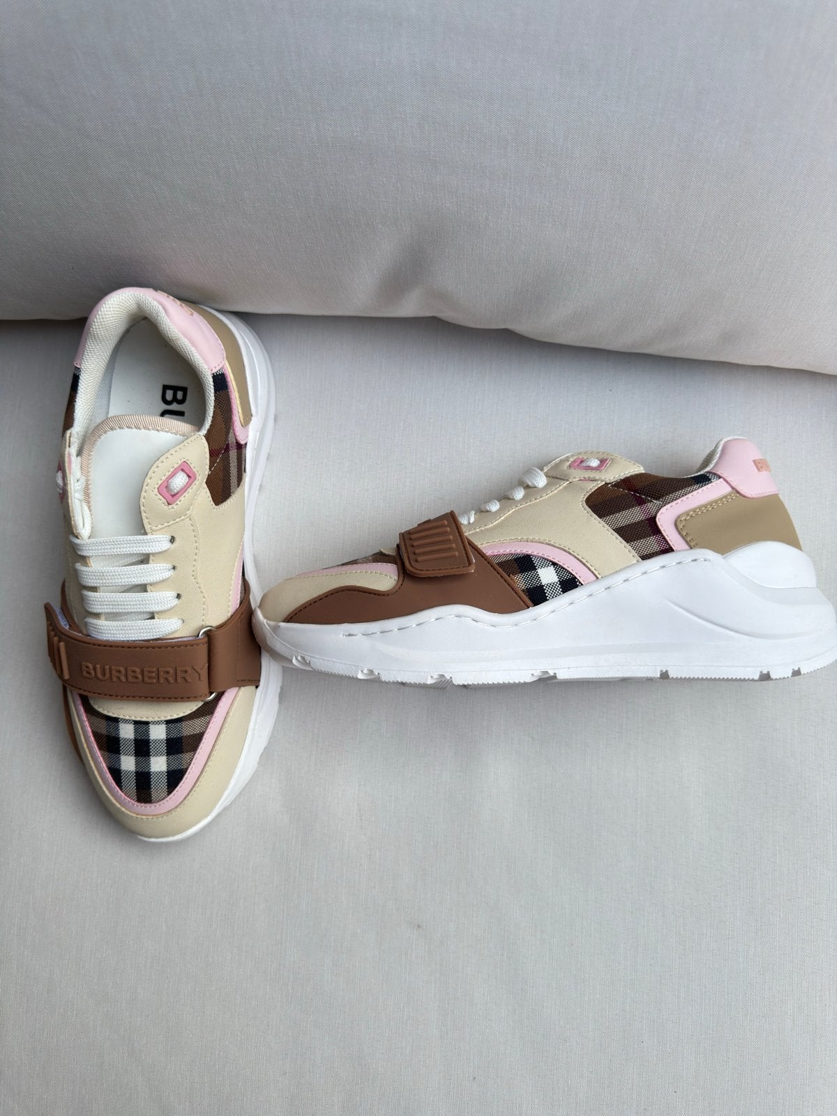 Nieuwe Burberry Sneakers maat 39 maar valt een maat kleiner, Beige, Nieuw, Ophalen of Verzenden, Sneakers of Gympen