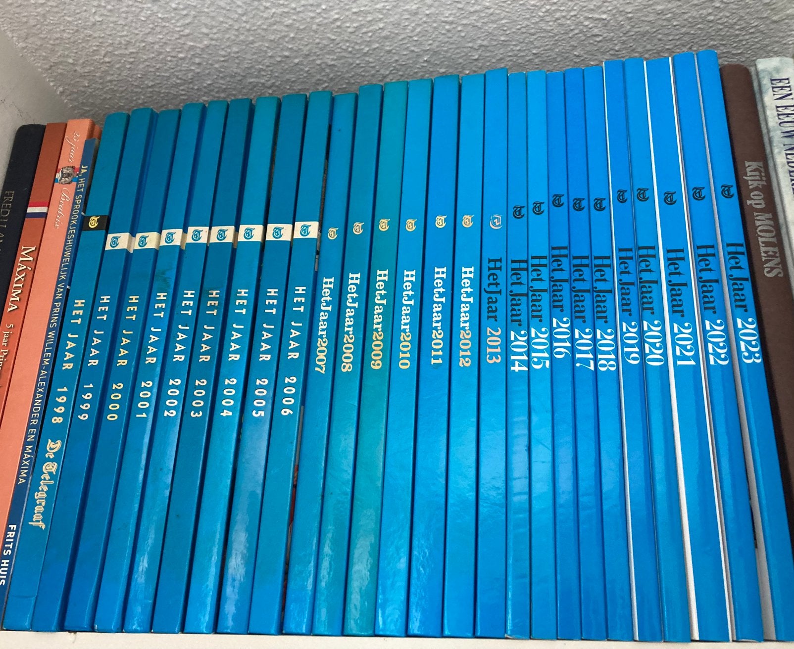 Telegraaf Jaarboeken 26 stuks 1998  tm 2023, Ophalen, Zo goed als nieuw, Algemeen