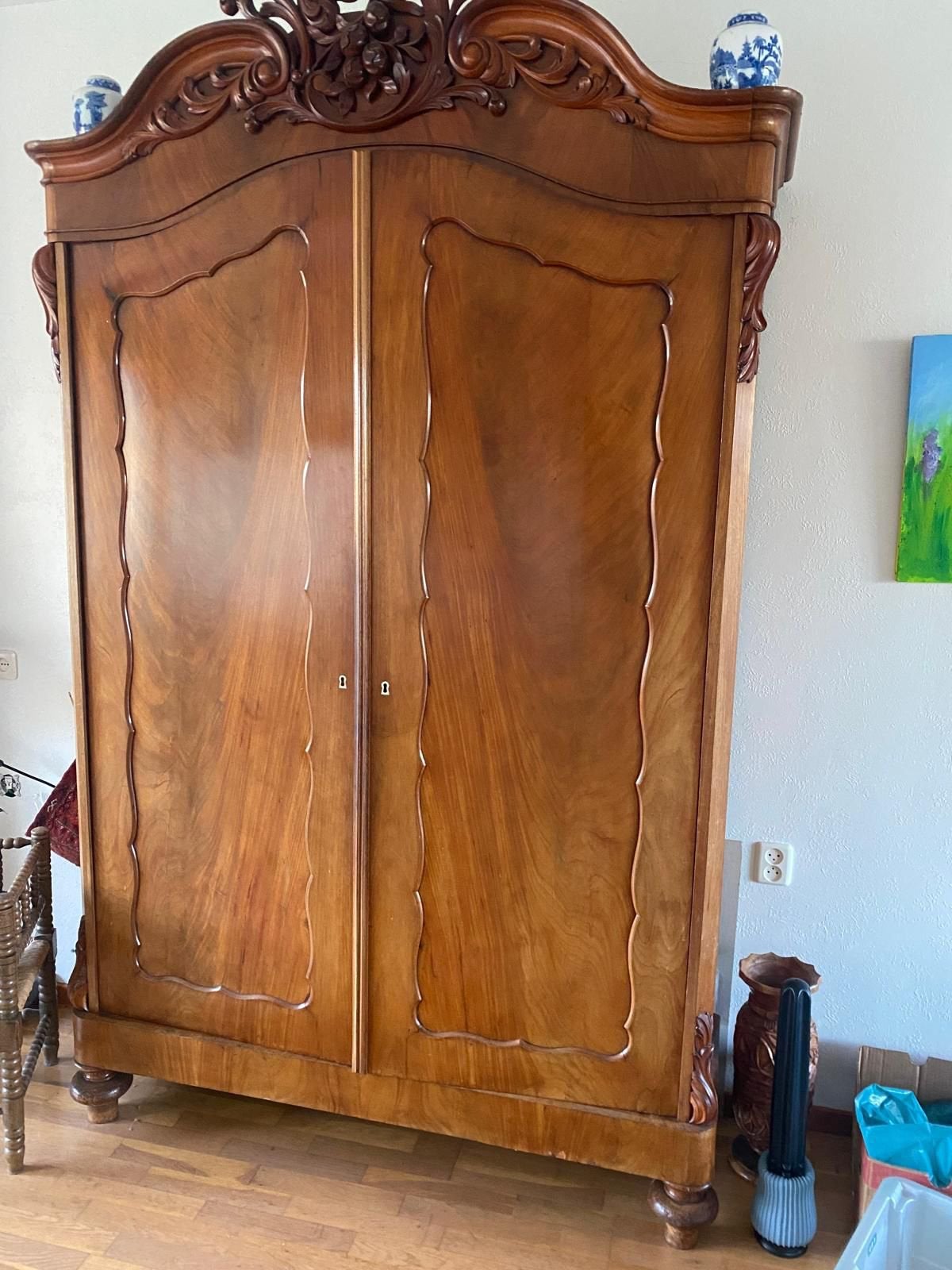 Biedermeier linnenkast, Ophalen