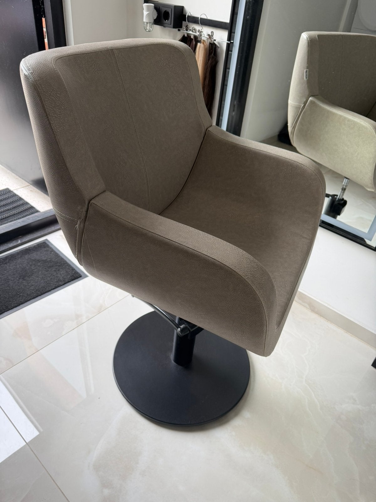 Pompstoel salon, Ophalen, Zo goed als nieuw, Leer