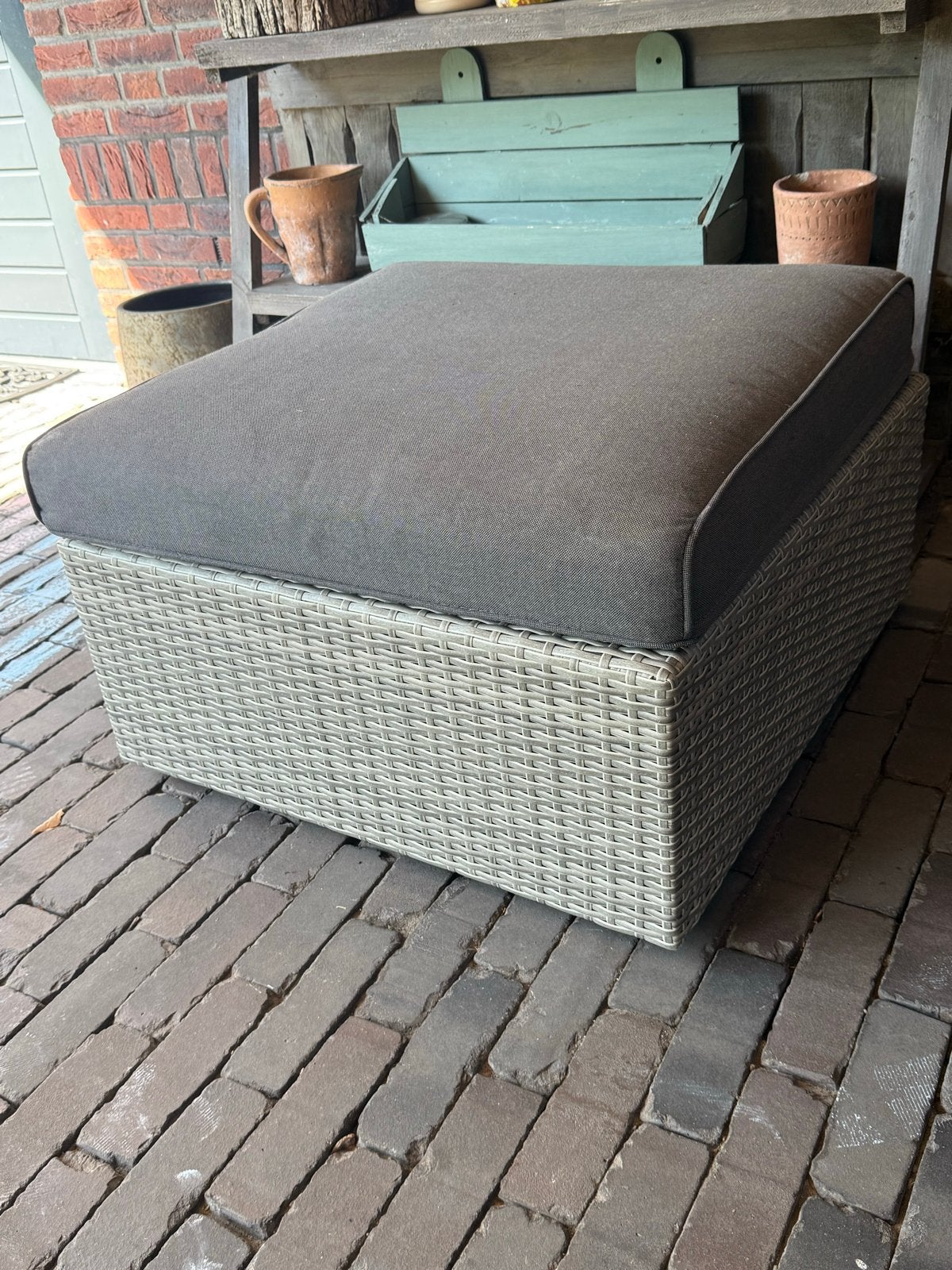 Rotan voetenbank / hocker met kussen, Ophalen, Vierkant, Riet of Rotan, Zo goed als nieuw
