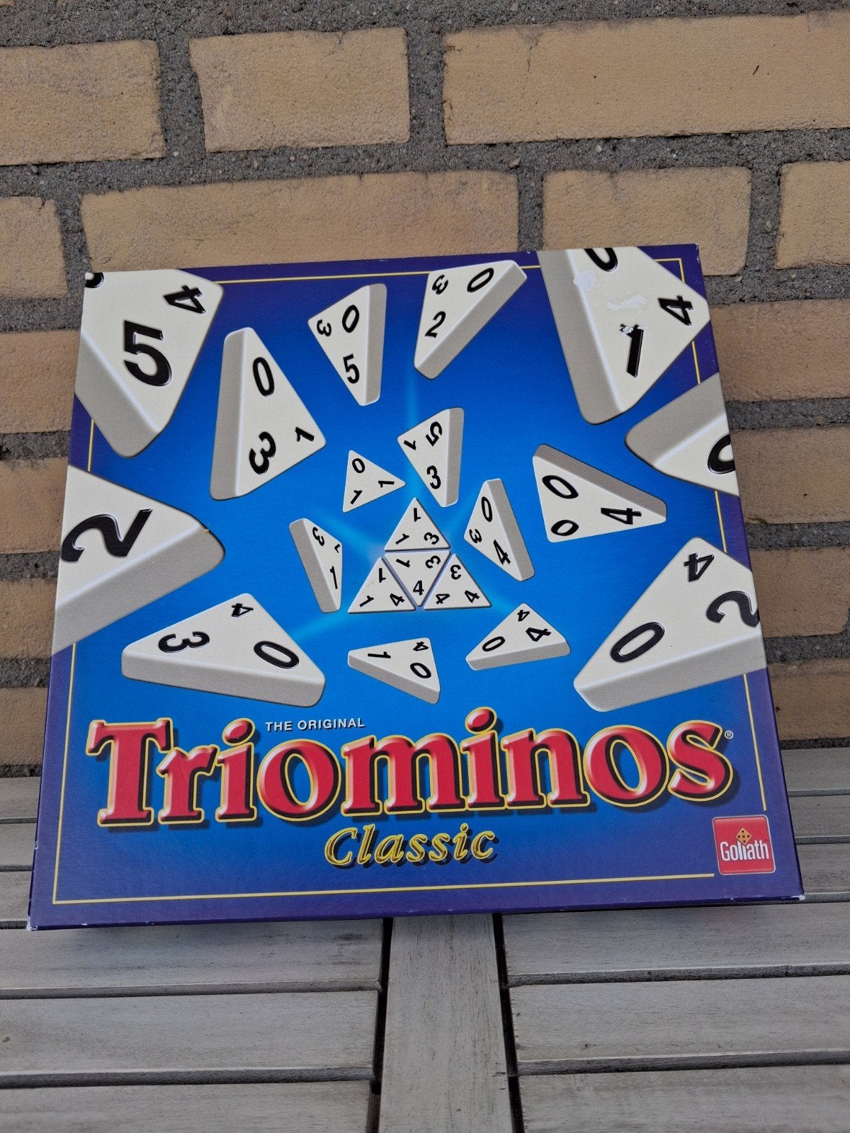Triominos Classic - Het originele driehoekige dominospel, Drie of vier spelers, Ophalen of Verzenden, Zo goed als nieuw, Goliath