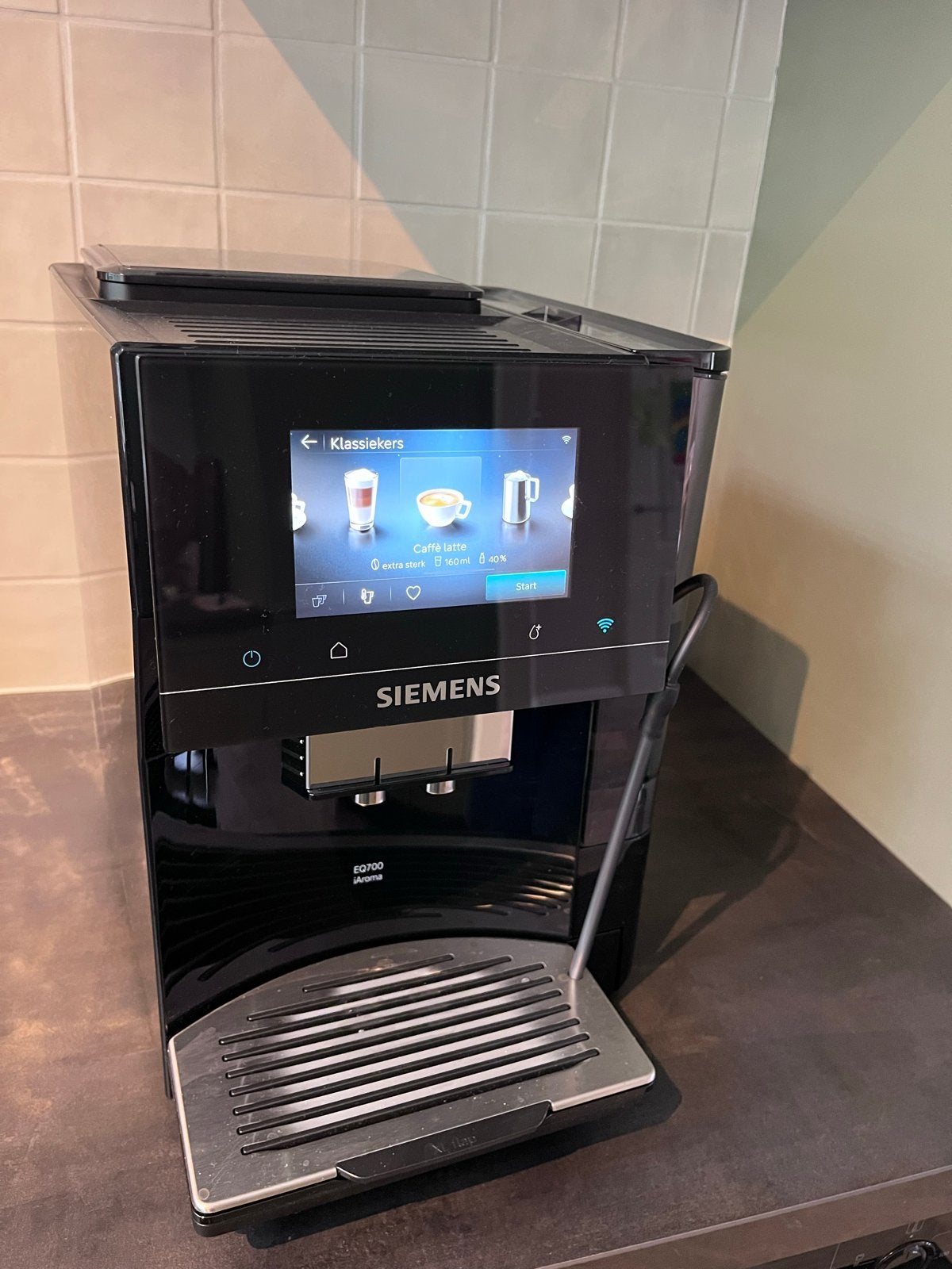Siemens EQ.700 volautomatische espressomachine TP723E09, Witgoed en Apparatuur, Koffiezetapparaten, Afneembaar waterreservoir