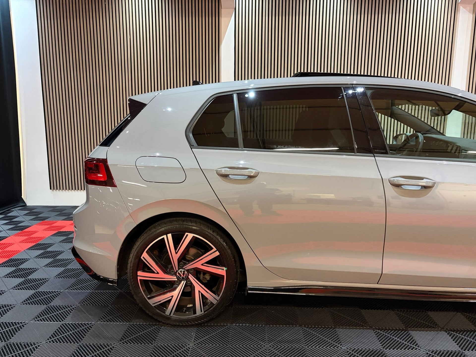 Volkswagen Golf 1.5 eTSI R-Line Business Pano|Matrix led|Hud, Auto's, Dealer onderhouden, 4 cilinders, 150 pk, Bedrijf