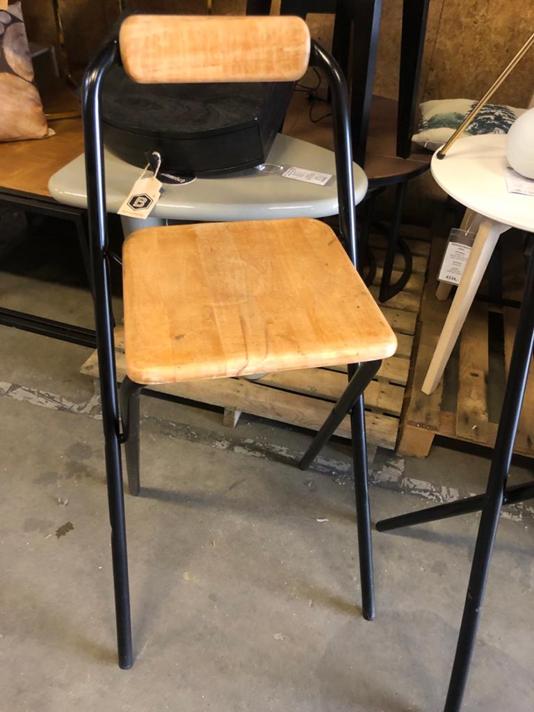 2 barkrukken met houten zitting en metalen frame., Huis en Inrichting, Barkrukken, Ophalen, ., 60 tot 90 cm, .