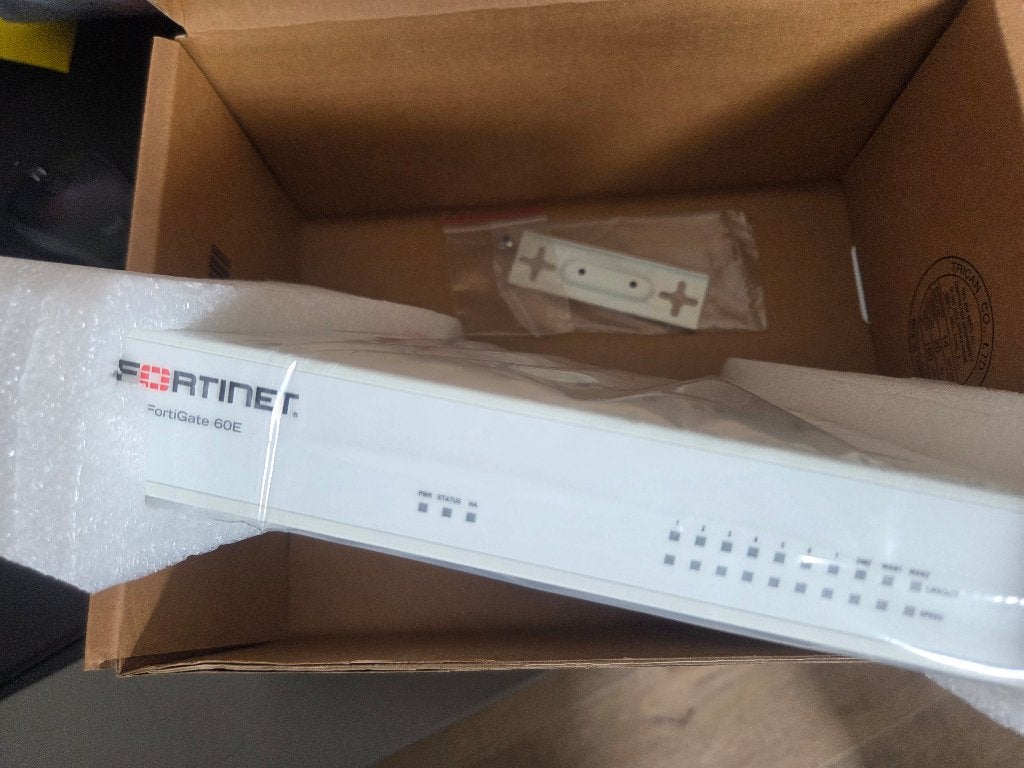 FortiGate 60E Firewall Router - Nieuw in doos, Ophalen of Verzenden, Nieuw, Router, Fortinet