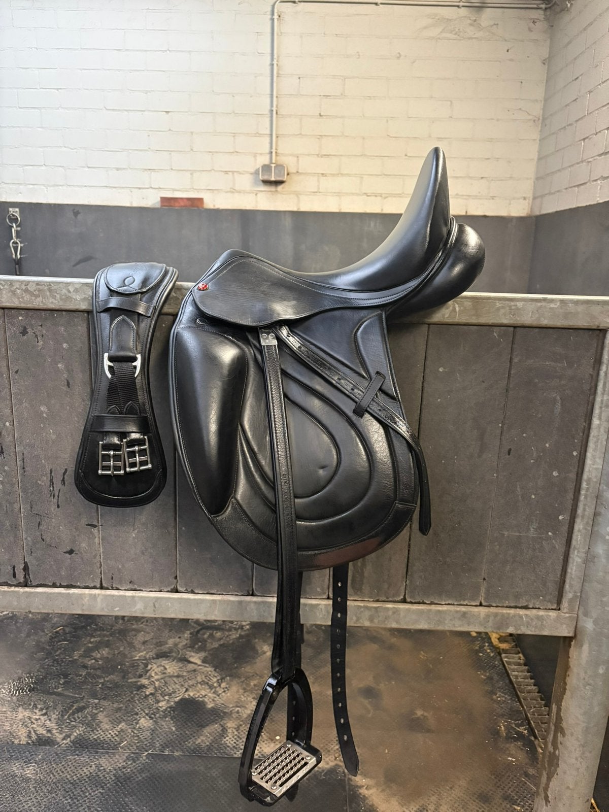 Dressuur zadel 17 inch, Ophalen, M (17 inch), Zo goed als nieuw, Middel