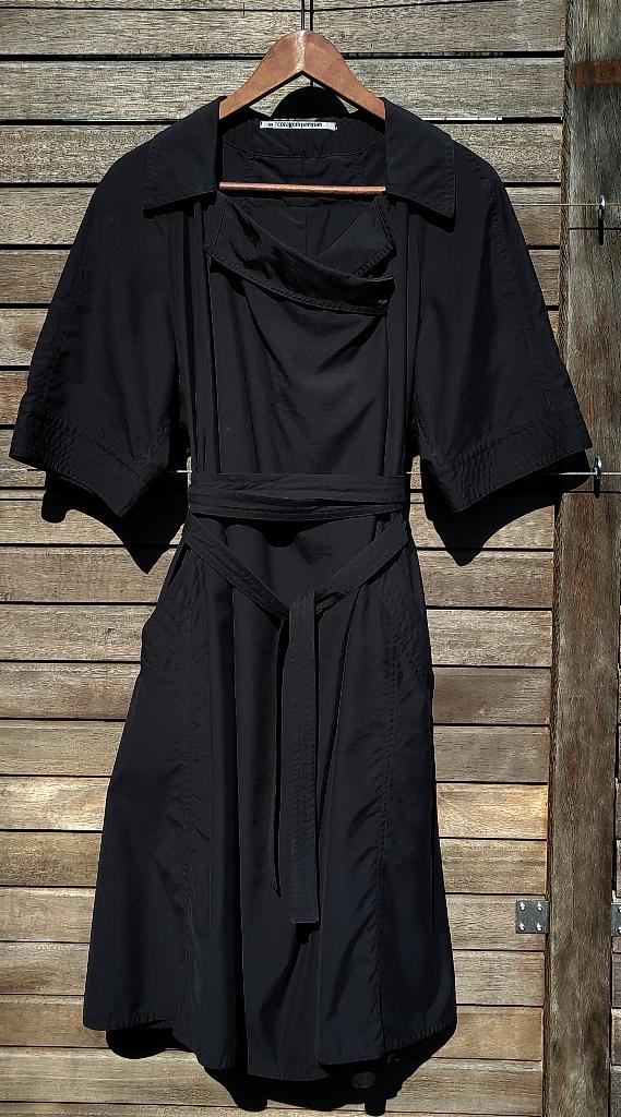 zwarte 'trenchcoat' jurk met korte mouw Cora Kemperman, Kleding | Dames, Maat 38/40 (M), Zwart, Ophalen of Verzenden, Onder de knie