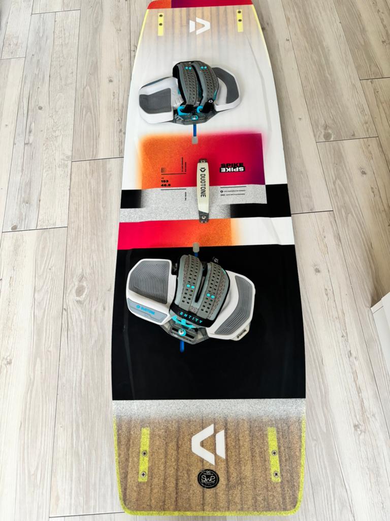 Duotone Spike kite board, Watersport en Boten, Kitesurfen, Twintip, Kiteboard, Ophalen of Verzenden, Zo goed als nieuw