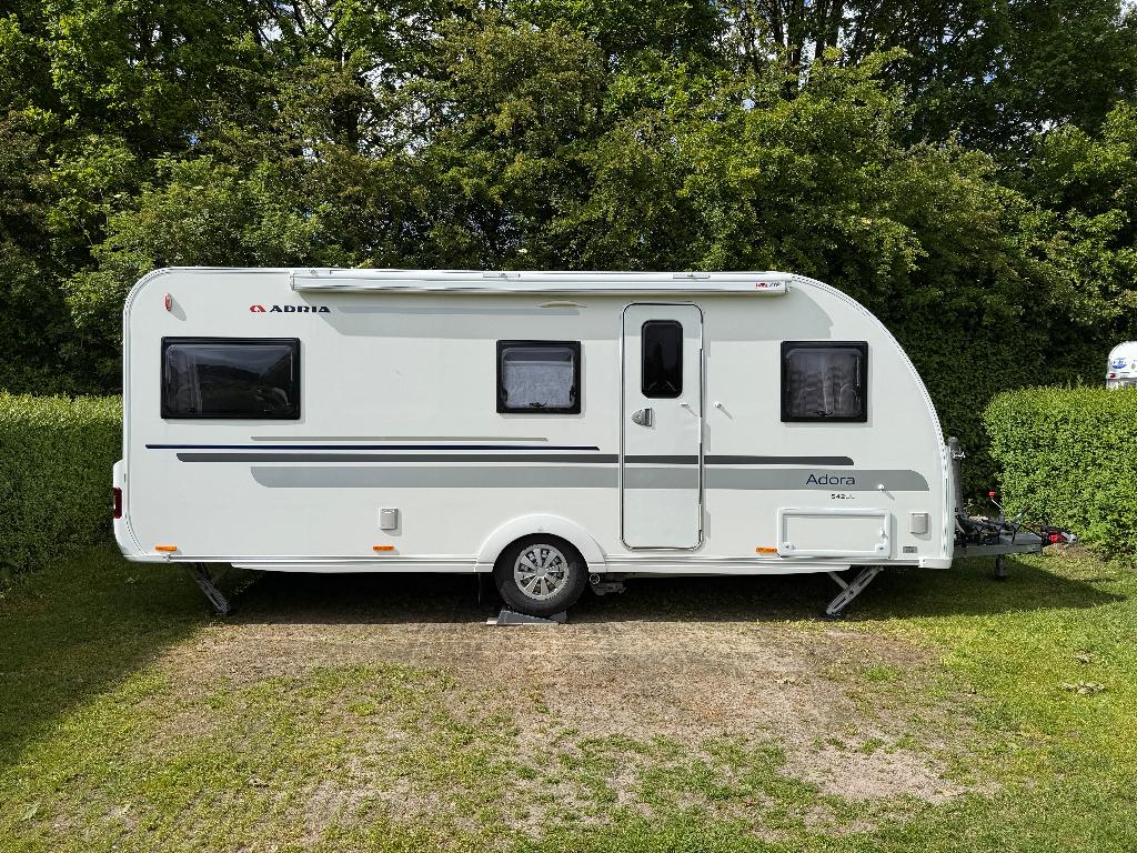 Populaire Adria Adora 542 UL - zeer compleet & veilig, Caravans en Kamperen, Schokbreker, Rondzit, 2 aparte bedden, Particulier