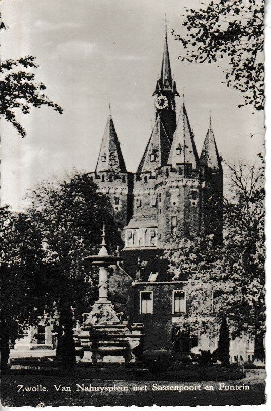 ZWOLLE - Van NAHUYSPLEIN met SASSENPOORT / FONTEIN, Ophalen of Verzenden, 1940 tot 1960, Gelopen, Overijssel