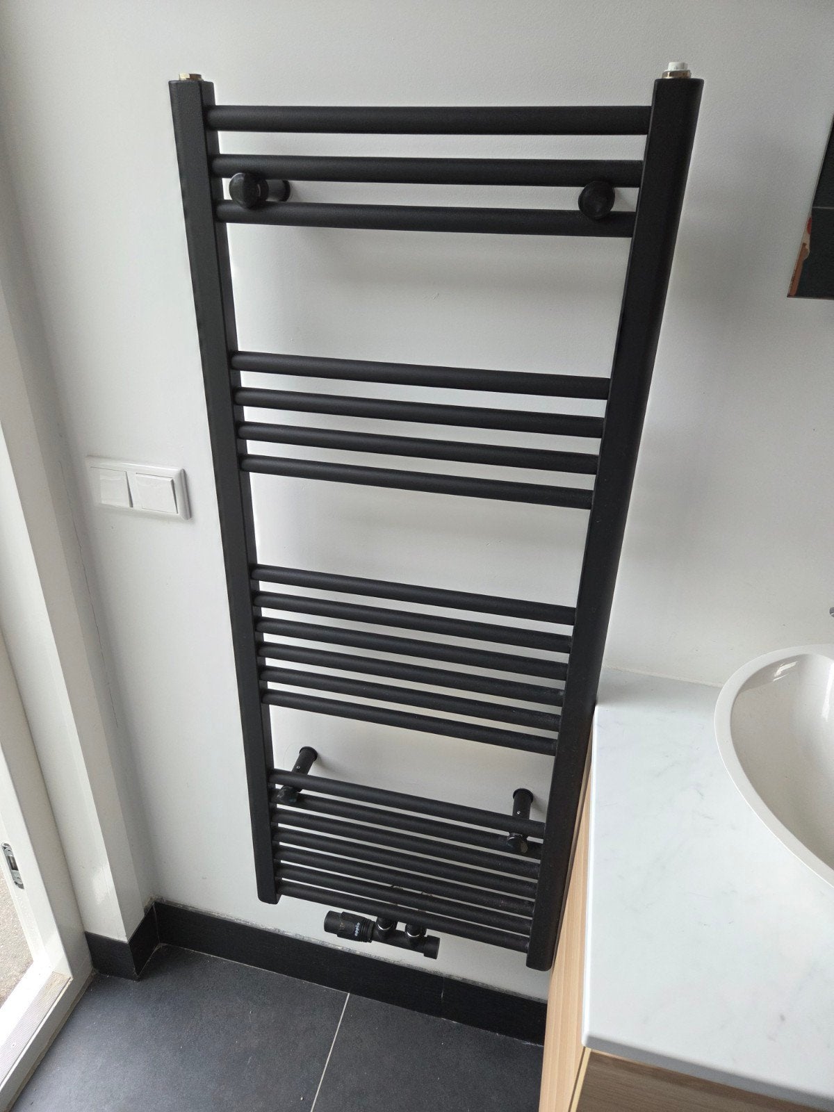 Nieuwe handdoekradiator voor badkamer, nog in verpakking, Doe-het-zelf en Verbouw, Verwarming en Radiatoren, Ophalen, 500 tot 800 watt