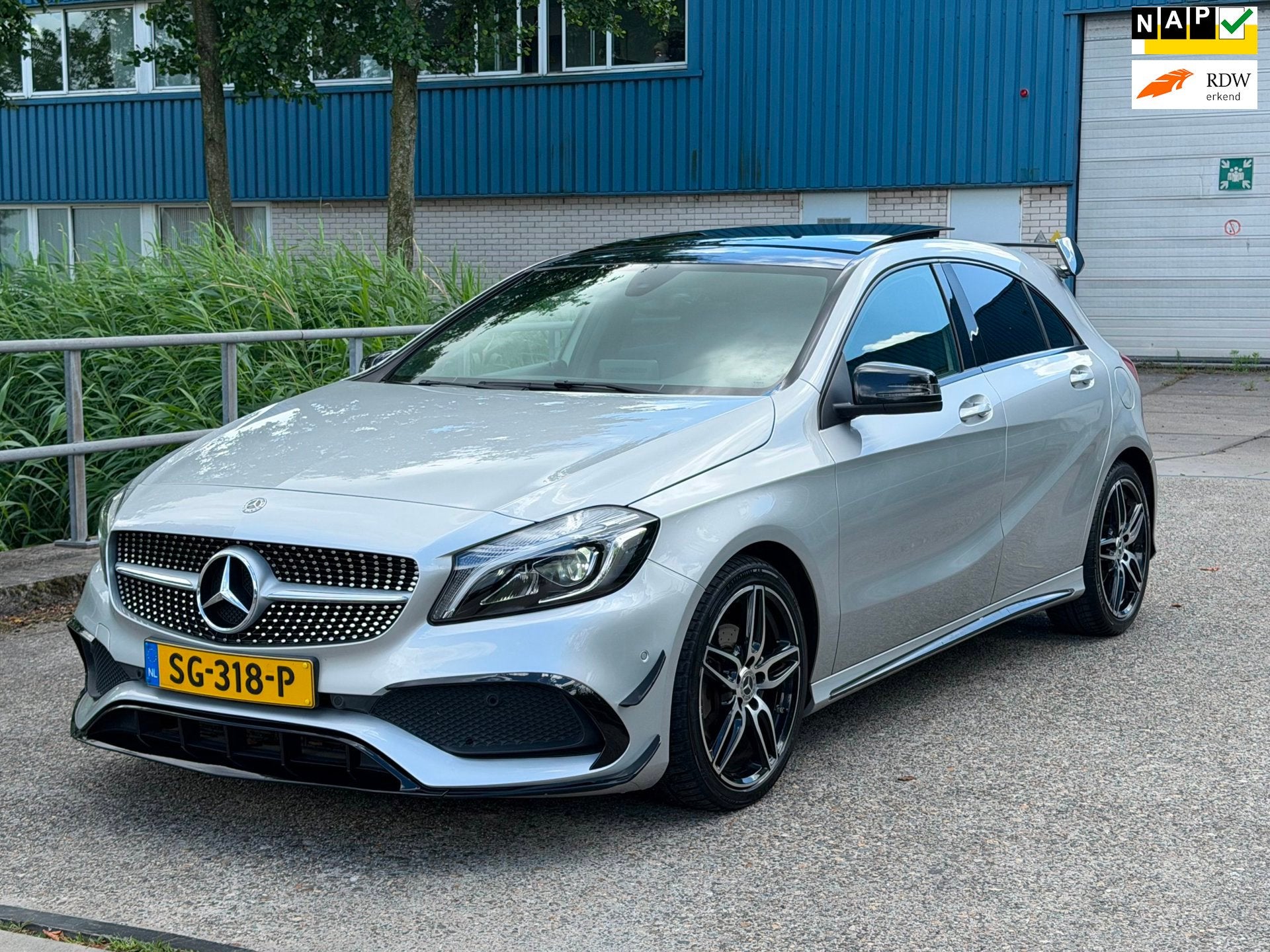 Mercedes-Benz A-klasse 160 A35 AMG-Line Pano! Automaat! Navi, Auto's, Mercedes-Benz, Gebruikt, 4 cilinders, Leder en Stof, Bedrijf