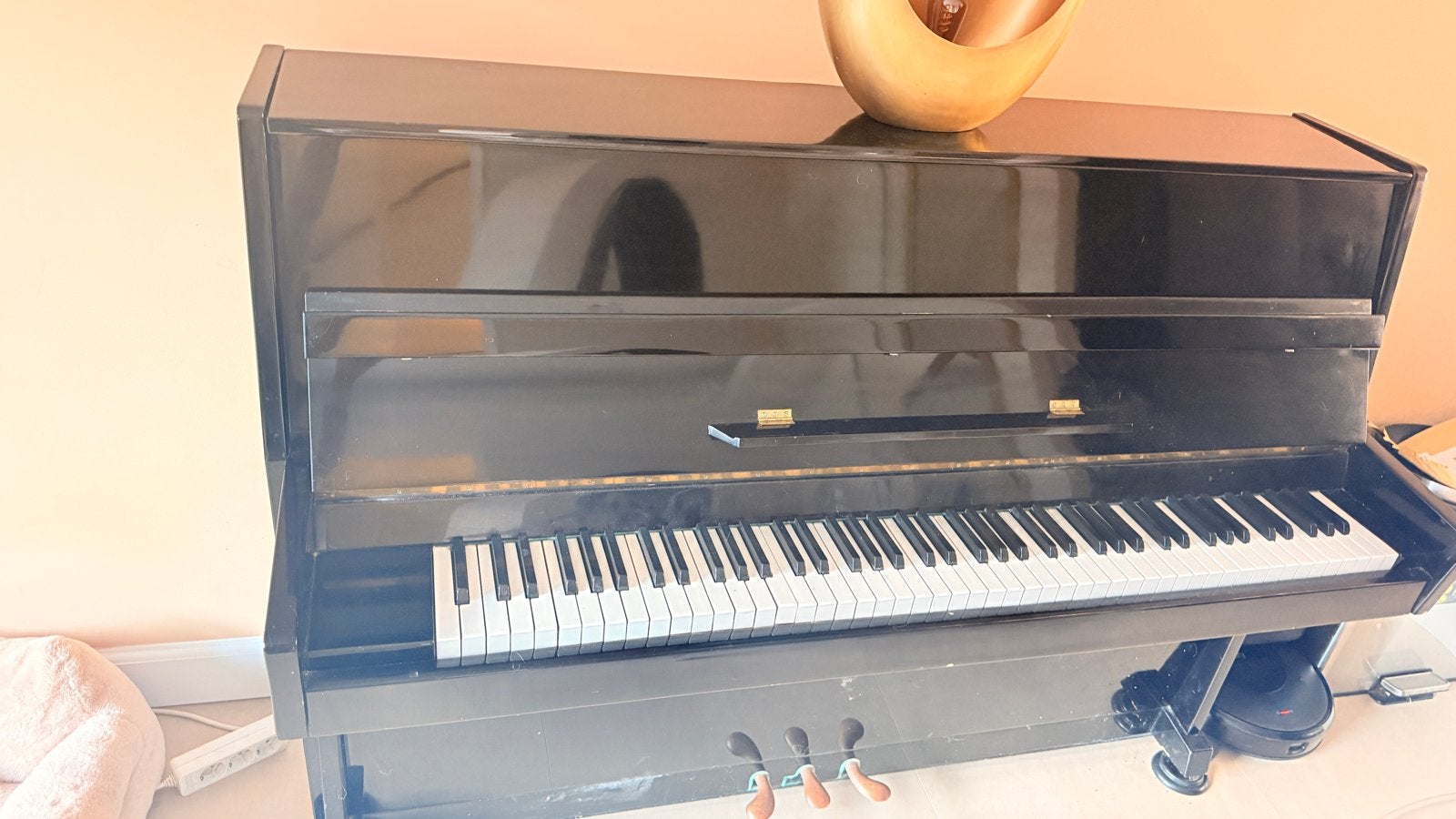 Zwarte piano, 10 jaar oud, goed gestemd, begane grond, Muziek en Instrumenten, Piano's, Ophalen, Gebruikt, Zwart, Piano