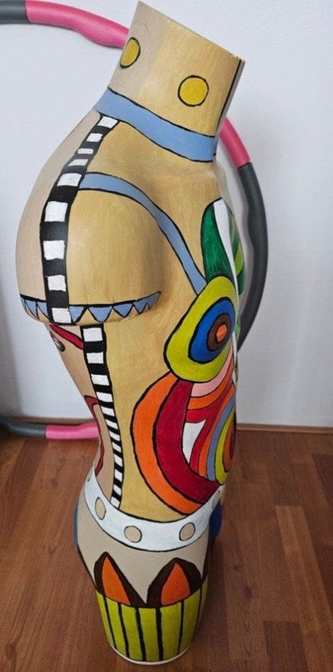 Unieke handbeschilderde paspop, kleurrijk en decoratief, Overige onderwerpen, Kunststof, 50 - 100 cm, Europa
