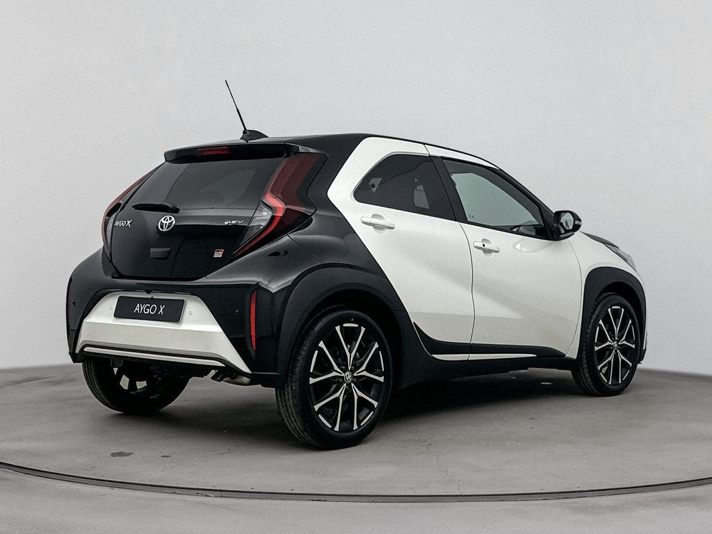 Toyota Aygo X Hybrid 115 GR Sport | NIEUW & SNEL LEVERBAAR |, Auto's, Toyota, 12 maanden, Zwart, 4 stoelen, 116 pk