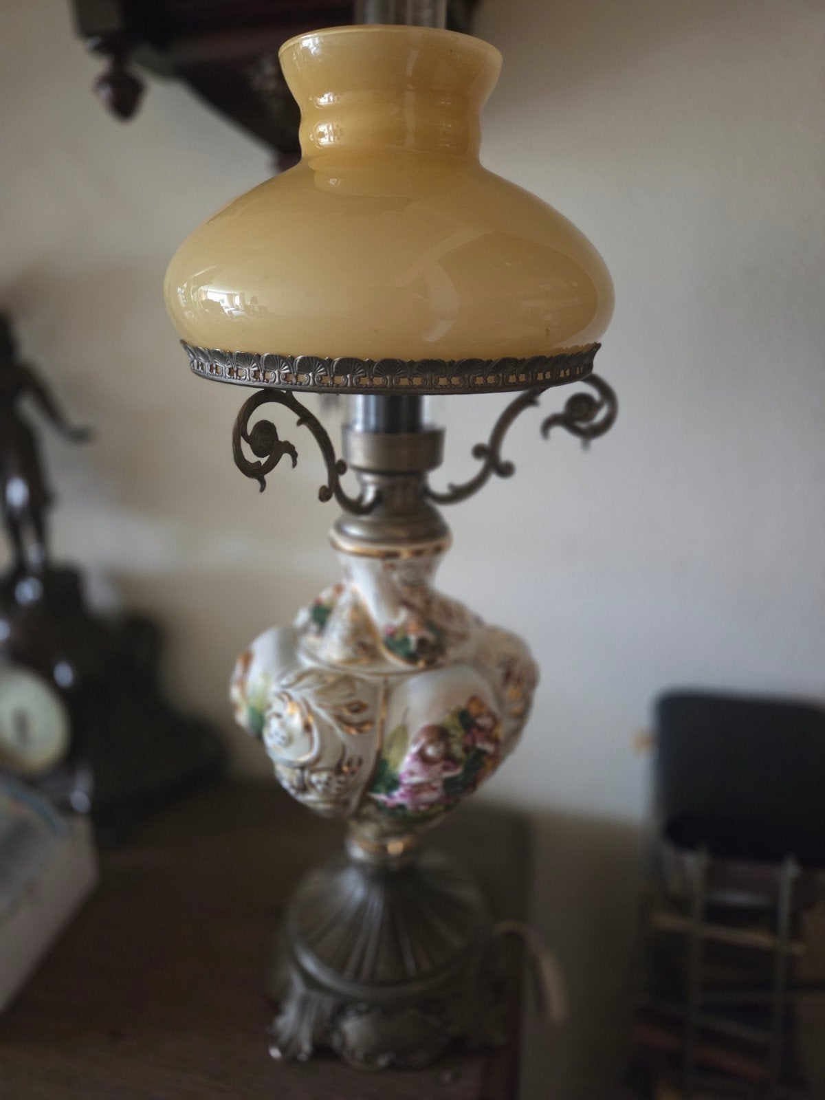 Antieke porseleine tafellamp met opaline kap en bloemdecor, Ophalen of Verzenden