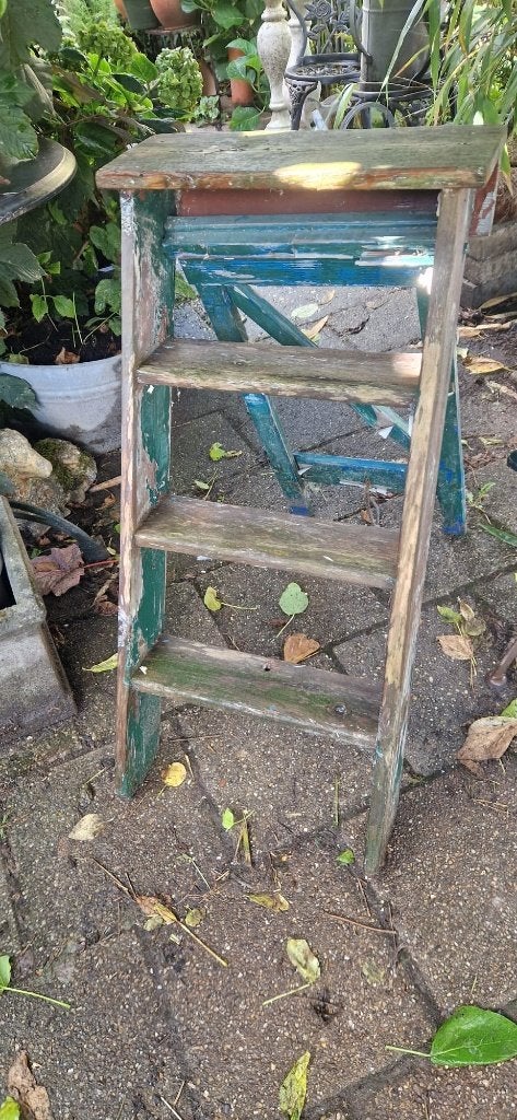 Oud inklapbaar houten trapje voor decoratie (brocante), Gebruikt, Trap, Ophalen of Verzenden, Opvouwbaar of Inschuifbaar