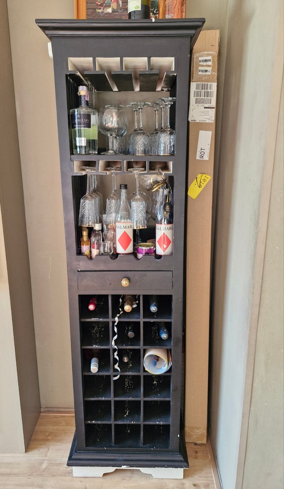 Wijn/drankenkast - Zwart (opknapper), Ophalen, Gebruikt, Hout, 15 tot 25 flessen