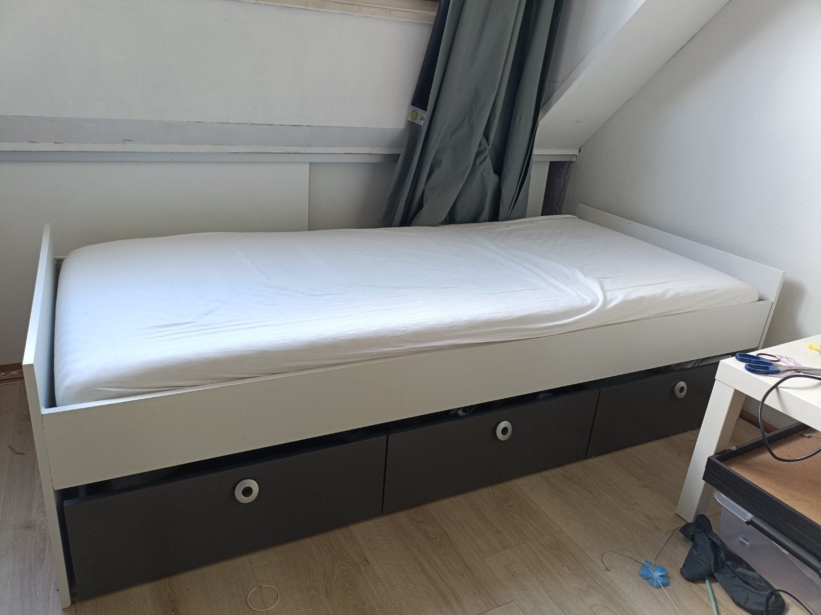 Eenpersoonsbed met opberglades - Wit/Grijs, Ophalen, Gebruikt, 90 cm, Eenpersoons