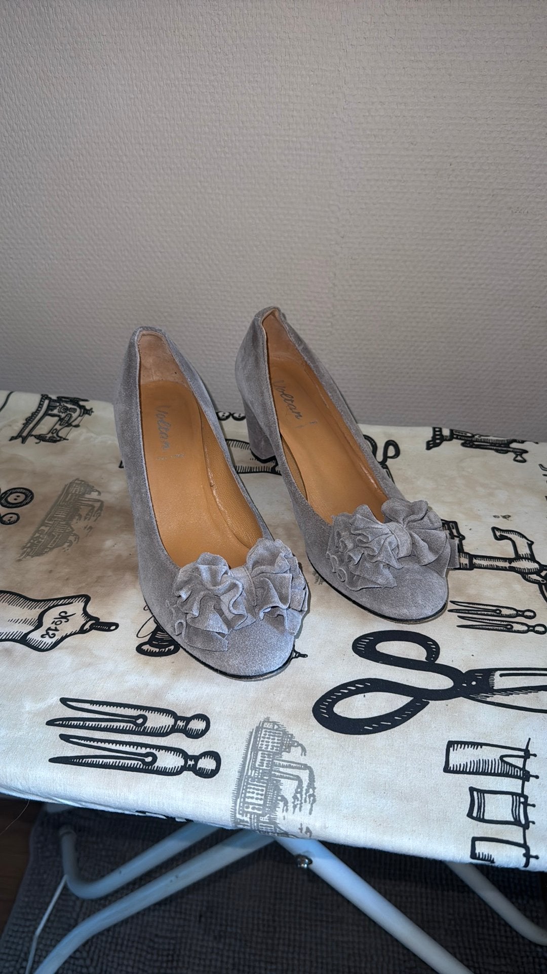 Voltan pumps 41, Pumps, Ophalen of Verzenden, Zo goed als nieuw, Grijs