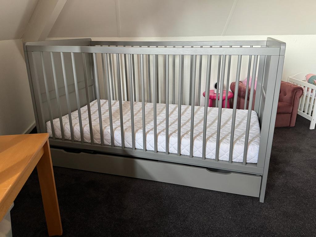 Petite amelie meegroei bed, commode, matrasen aankleedkussen, Ophalen of Verzenden, Zo goed als nieuw, Ledikant