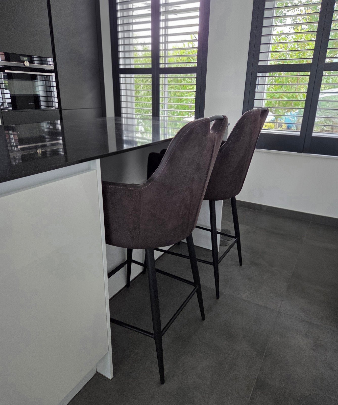 set van 2 barstoelen met armleuning, Ophalen, Met voetsteun, Zo goed als nieuw, 90 cm of meer