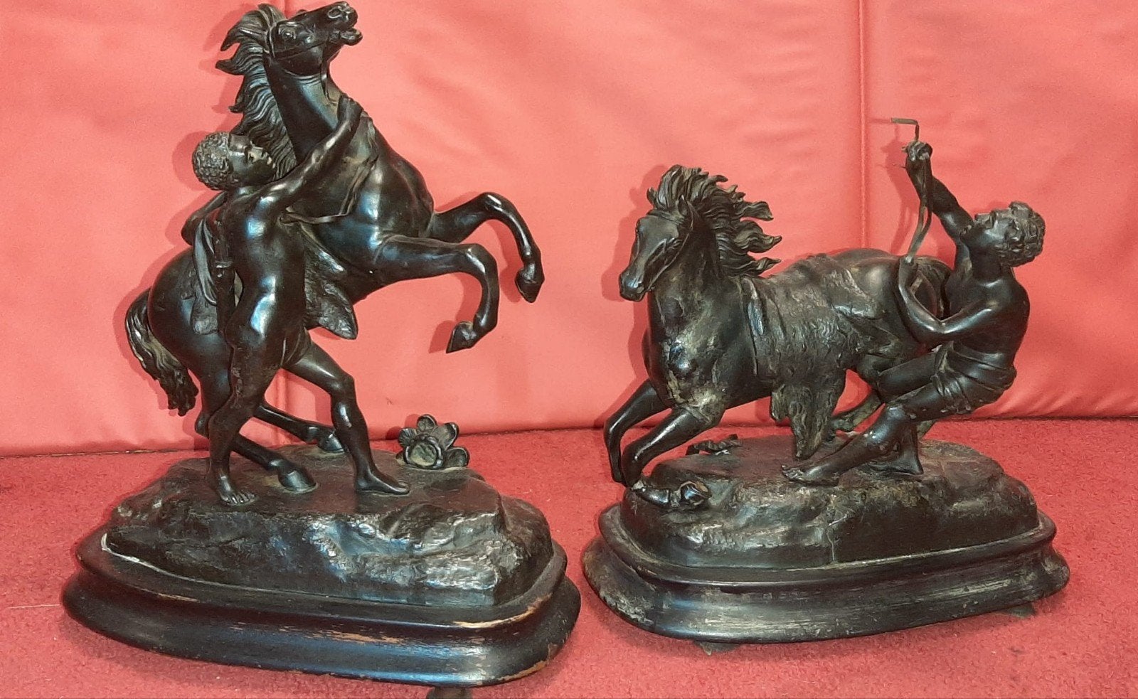 Twee bronzen beelden van paarden met figuren, Antiek en Kunst, Kunst | Beelden en Houtsnijwerken, Ophalen, Gepatineerd, Brons
