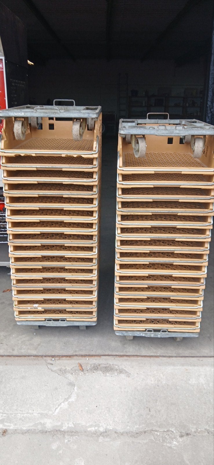 29 kratten en 4 dolly's, Ophalen