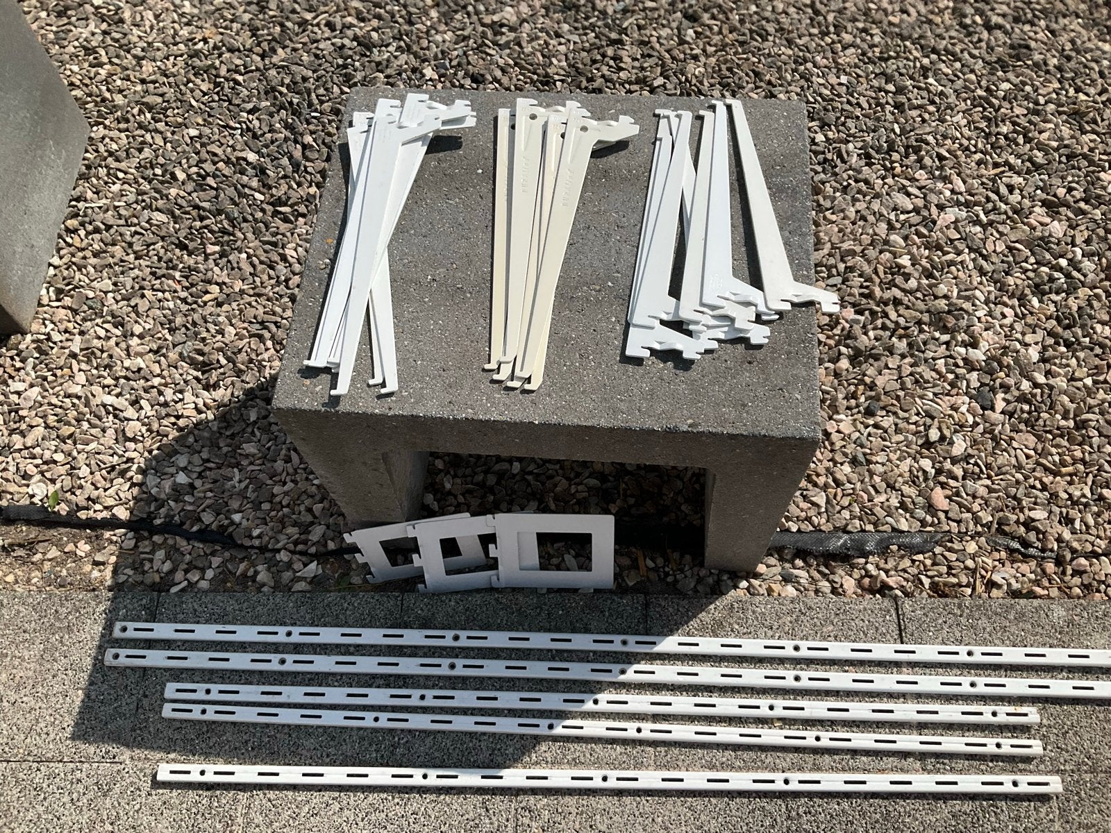 Witte plankdragers en wandrails voor wandsysteem, Ophalen, Gebruikt