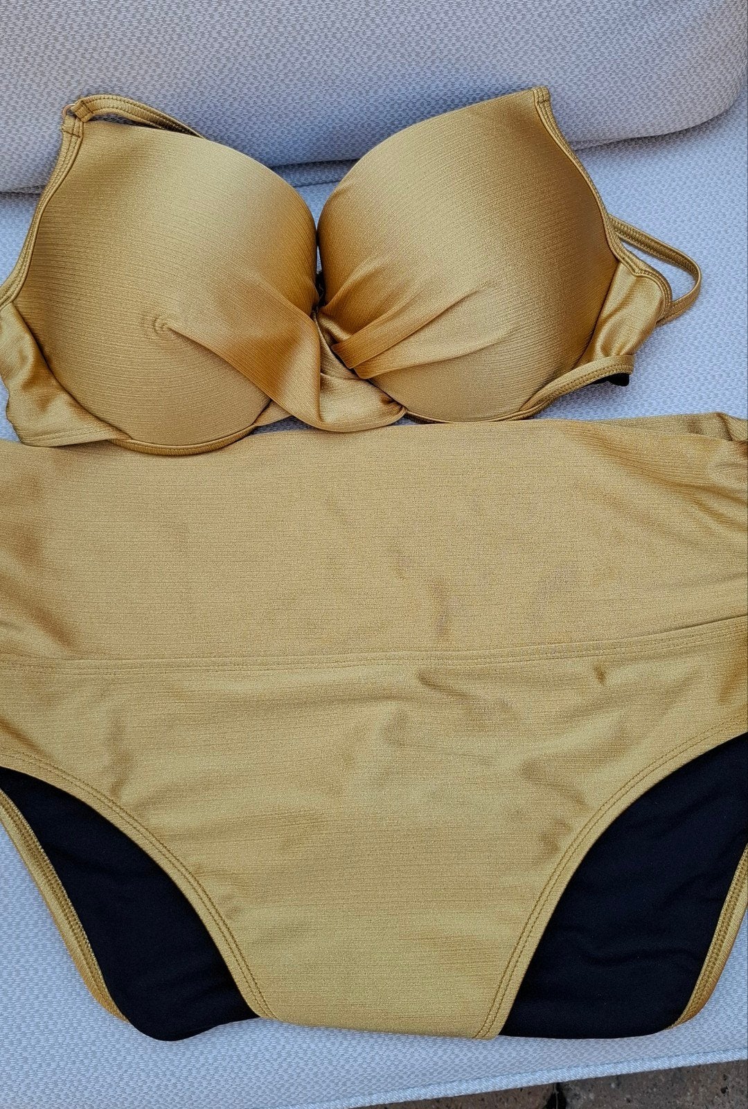 Gouden bikini set - Nieuw, Beachwave, Nieuw, Ophalen of Verzenden, Bikini