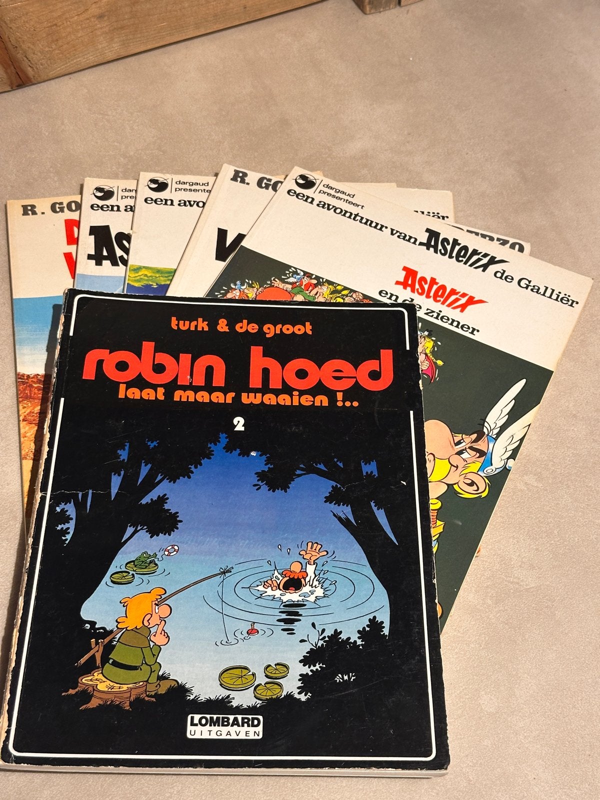 Asterix en Robin Hood stripboeken - Diverse titels, Meerdere stripboeken, Ophalen of Verzenden, Gelezen