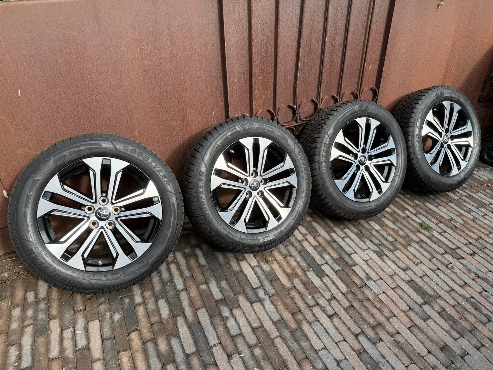 Toyota RAV4 18” Goodyear winterbanden + velgen TPMS M+S, Ophalen, 18 inch, Banden en Velgen, Winterbanden