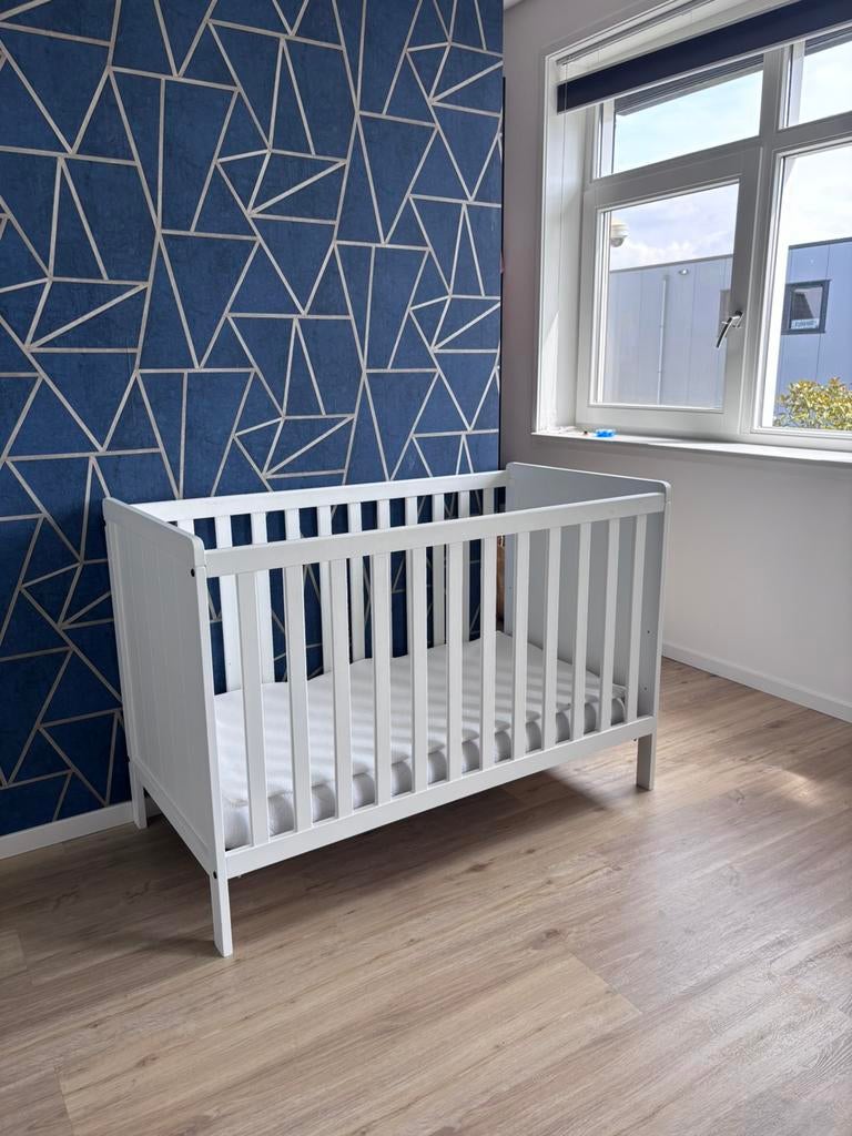 Ledikant 60x120 Europebaby ‘Ralph’ incl matras, airo topper, Ophalen, Zo goed als nieuw, Jongetje of Meisje