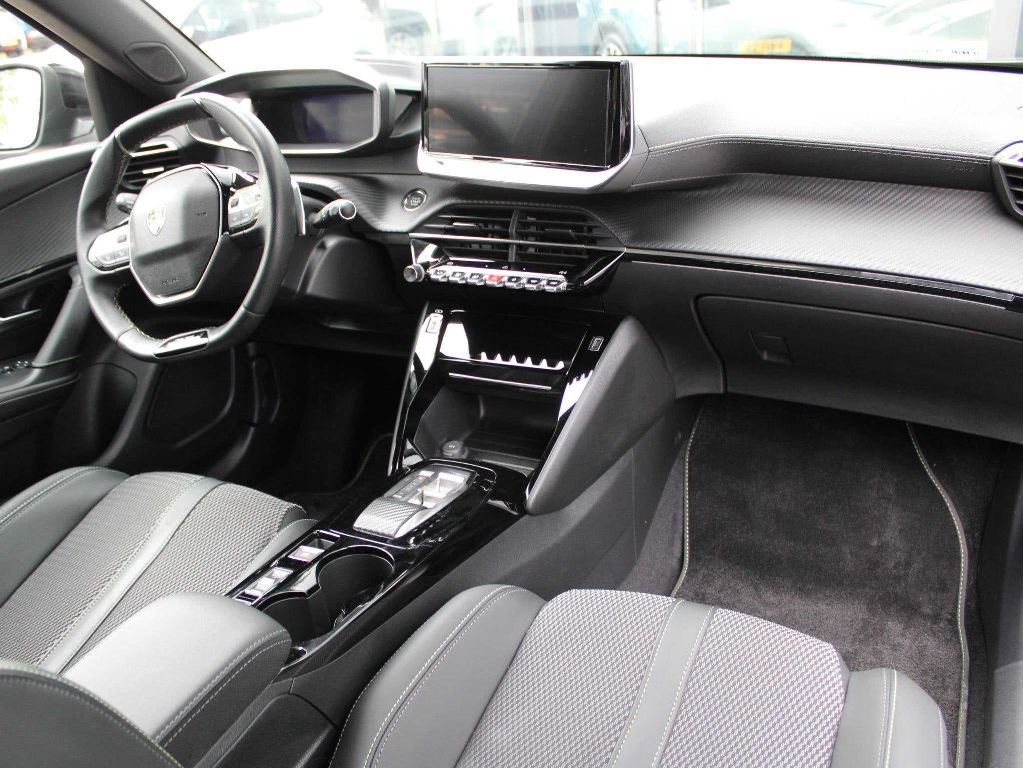 Peugeot 2008 1.2 PureTech 130 GT Automaat | Navi / Camera /, Auto's, 12 maanden, Gebruikt, Euro 6, 1199 cc
