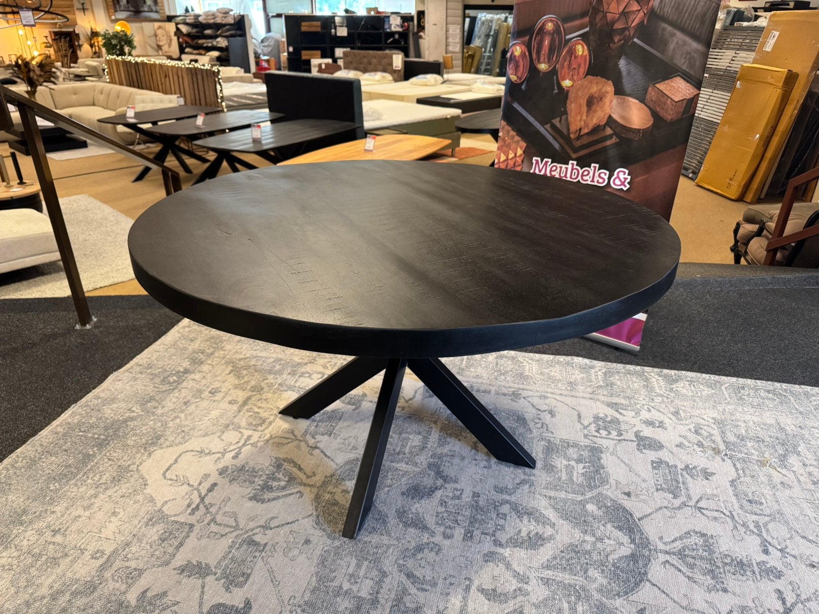 Foto 2 van Eettafel rond 140cm Zwart mango€379,- Direc leverbaar E-7420