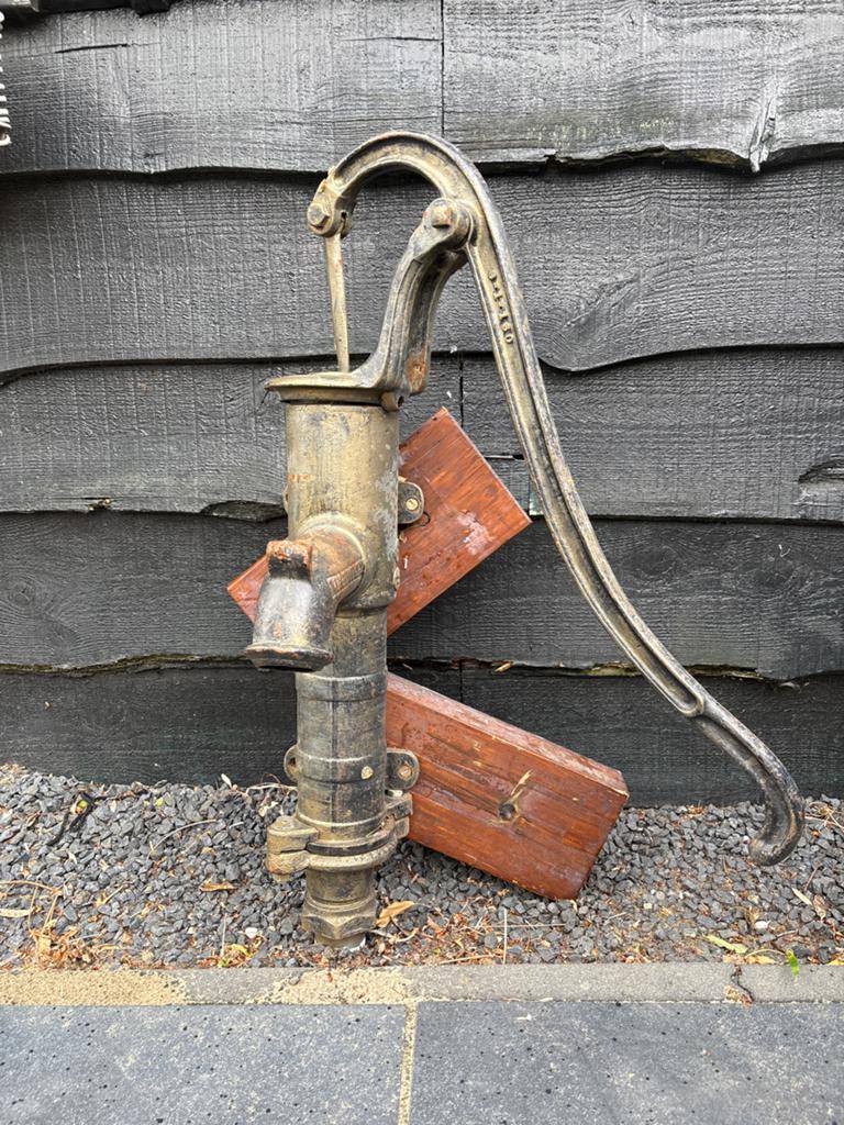 Antieke gietijzeren waterpomp, Ophalen of Verzenden