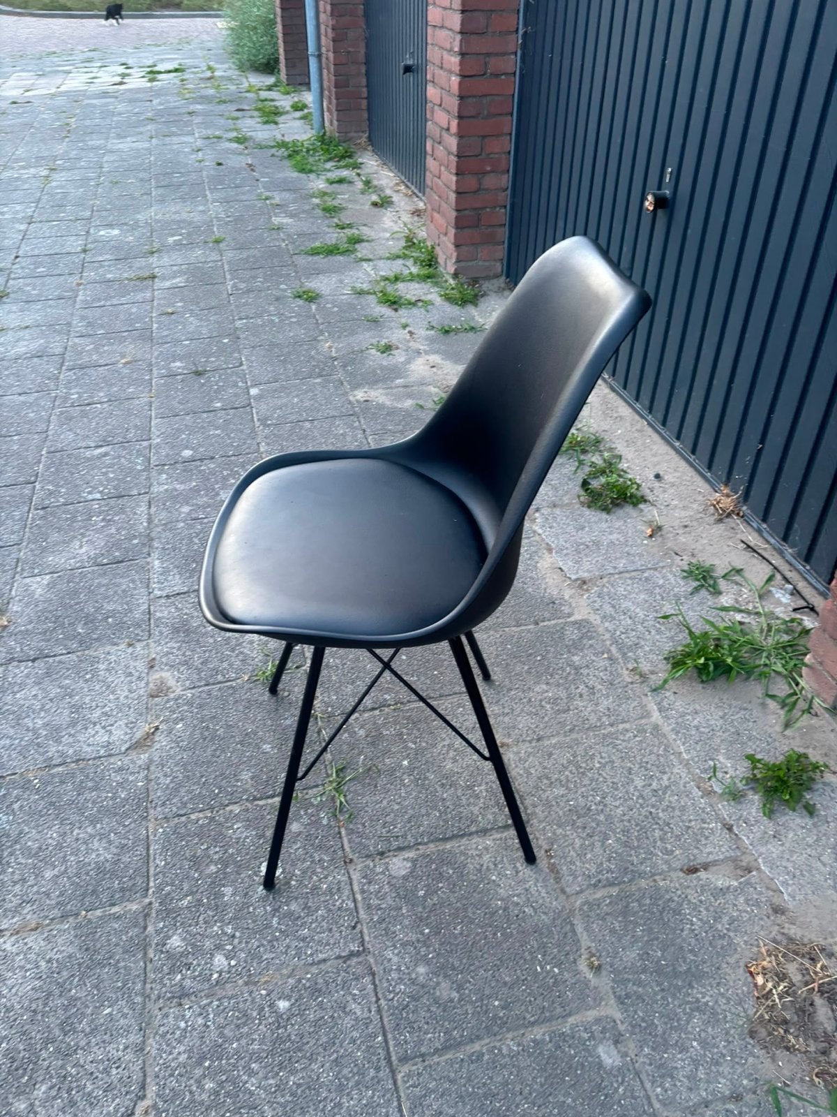 4 Zwarte stoel met metalen onderstel, Huis en Inrichting, Stoelen, Ophalen, Kunststof, Gebruikt, Zwart
