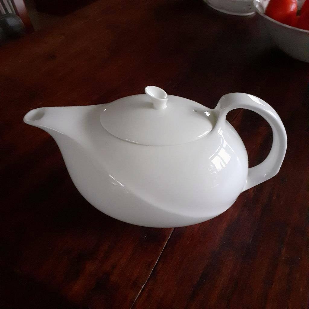 Wedgwood SOLAR Bone China  Puntgave theepot, Huis en Inrichting, Ophalen of Verzenden, Zo goed als nieuw, Theepot, Wedgwood