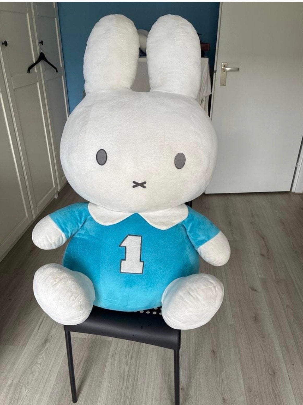 Grote Nijntje knuffel met blauw shirt - Zo goed als nieuw, Kinderen en Baby's, Ophalen, Konijn, Nijntje, Zo goed als nieuw