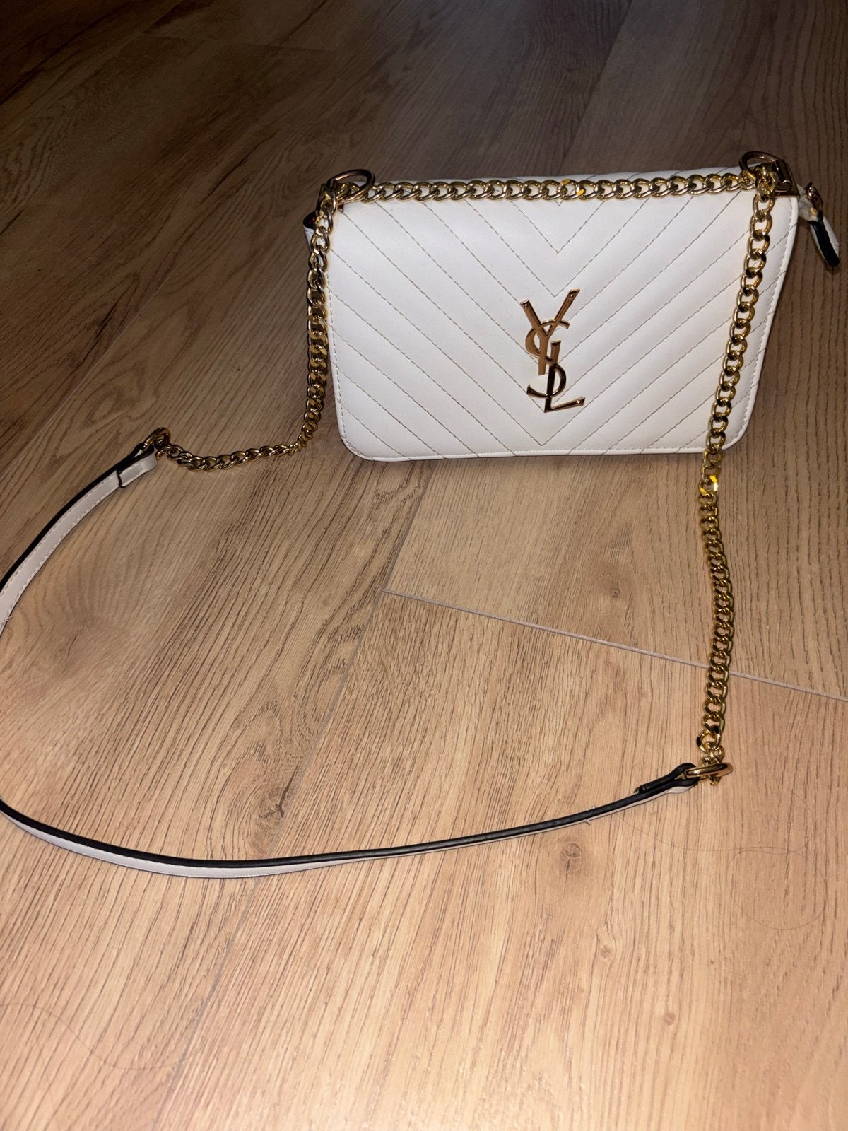 Chique witte schoudertas met gouden ketting en YSL-logo, Ophalen of Verzenden, Zo goed als nieuw, Wit, Schoudertasje