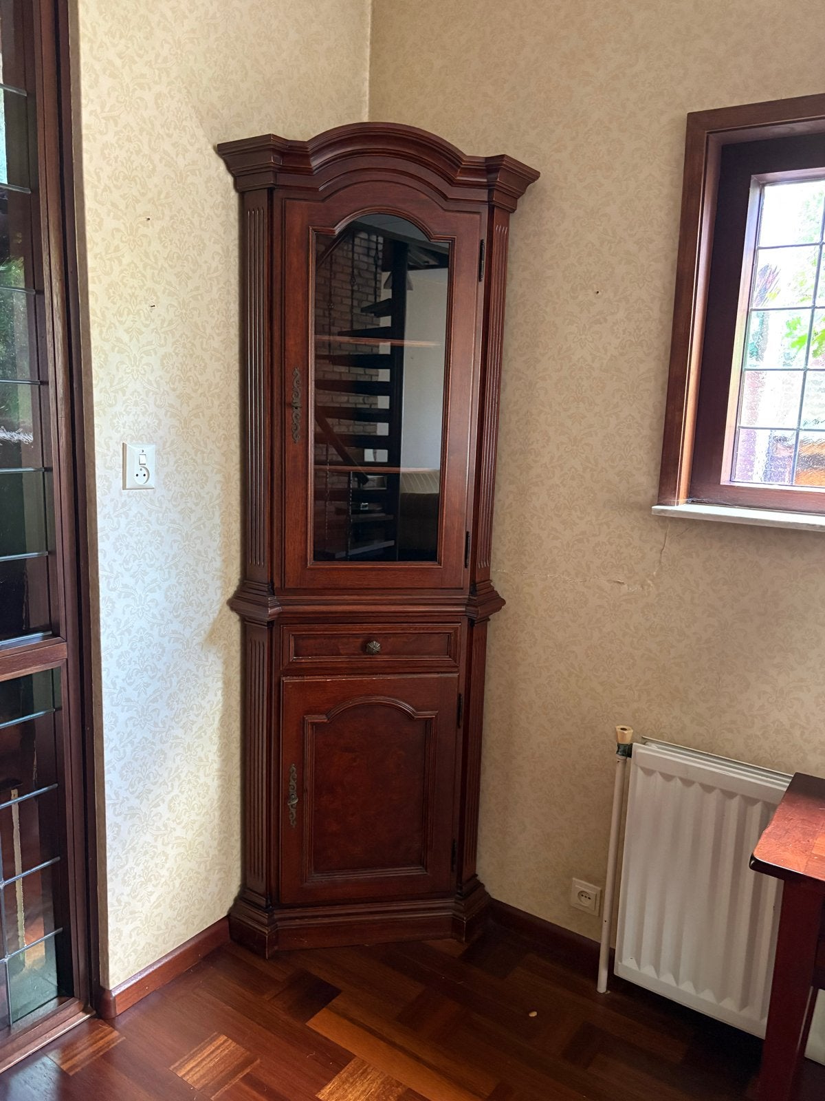 Klassieke hoekkast met vitrine en opbergruimte, Ophalen of Verzenden, Gebruikt
